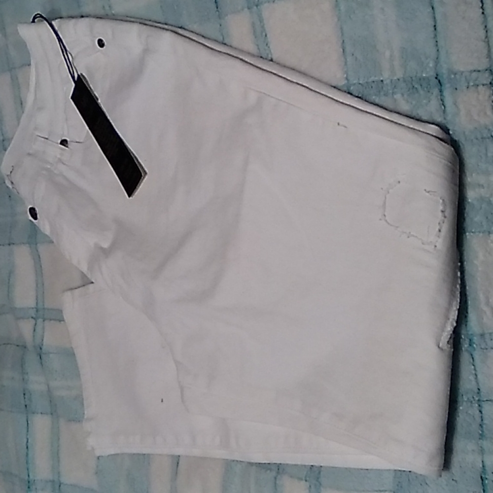 🌷🪻🌺 White DG2 Jeans with distress in knee area.   NWT. 18W